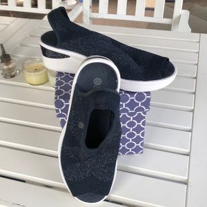 Bzees knit sling back sandals size 8.5 Navy